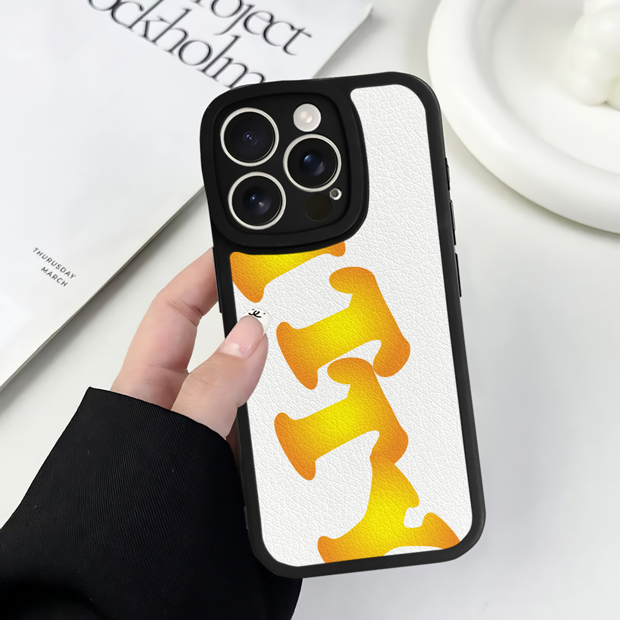 （画像用） Hello Kitty ハローキティ 【iPhone 16シリーズ対応】シリコンスマホケース（レザー調） 材質：シリコン